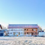 Die Nord- Fassade vom Reihenmittelhaus in Großkarolinenfeld.