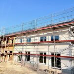 Die Süd- Fassade vom Reihenmittelhaus, die von der Sonnen bescheint ist.