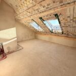 Eine großes, sonniges Dachstudio mit Innenputz eines Reihenmittelhauses