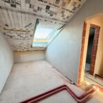 Ein Zimmer im Dachgeschoss eines Reihenmittelhauses mit Dachfenster