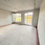 Das Wohnzimmer eines Reihenmittelhauses mit Innenputz