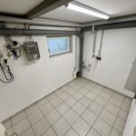 Keller mit Fliesen und Hausanschlüssen im Reihenmittelhauses