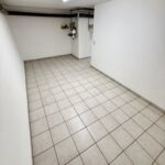 Keller mit Fliesen und Hausanschlüssen im Reihenmittelhauses