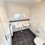 Bad im OG mit zwei Waschbecken und WC und Badewanne