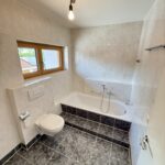 Bad im OG mit zwei Waschbecken und WC und Badewanne